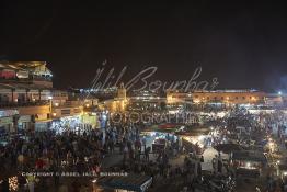 Image du Maroc Professionnelle de  Le soir la foule envahi la bouillonnante Place Jemaa El Fana qui se métamorphose en un gigantesque marché en plein air grâce aux nombreux marchants ambulants, stands et gargotes qui s'y installent sur ce lieu mythique au centre de la médina de Marrakech, le 19 Décembre 2013. (Photo / Abdeljalil Bounhar)

 